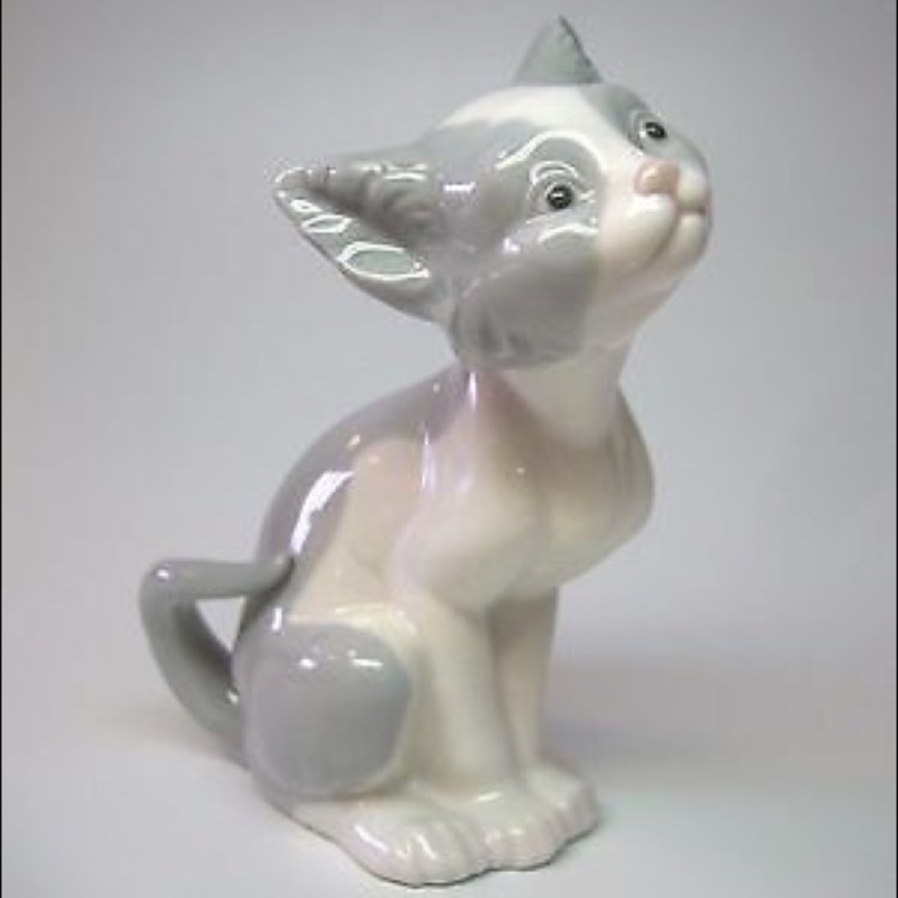 Lladro Feed Me Cat Porcelain Collectable Figurine